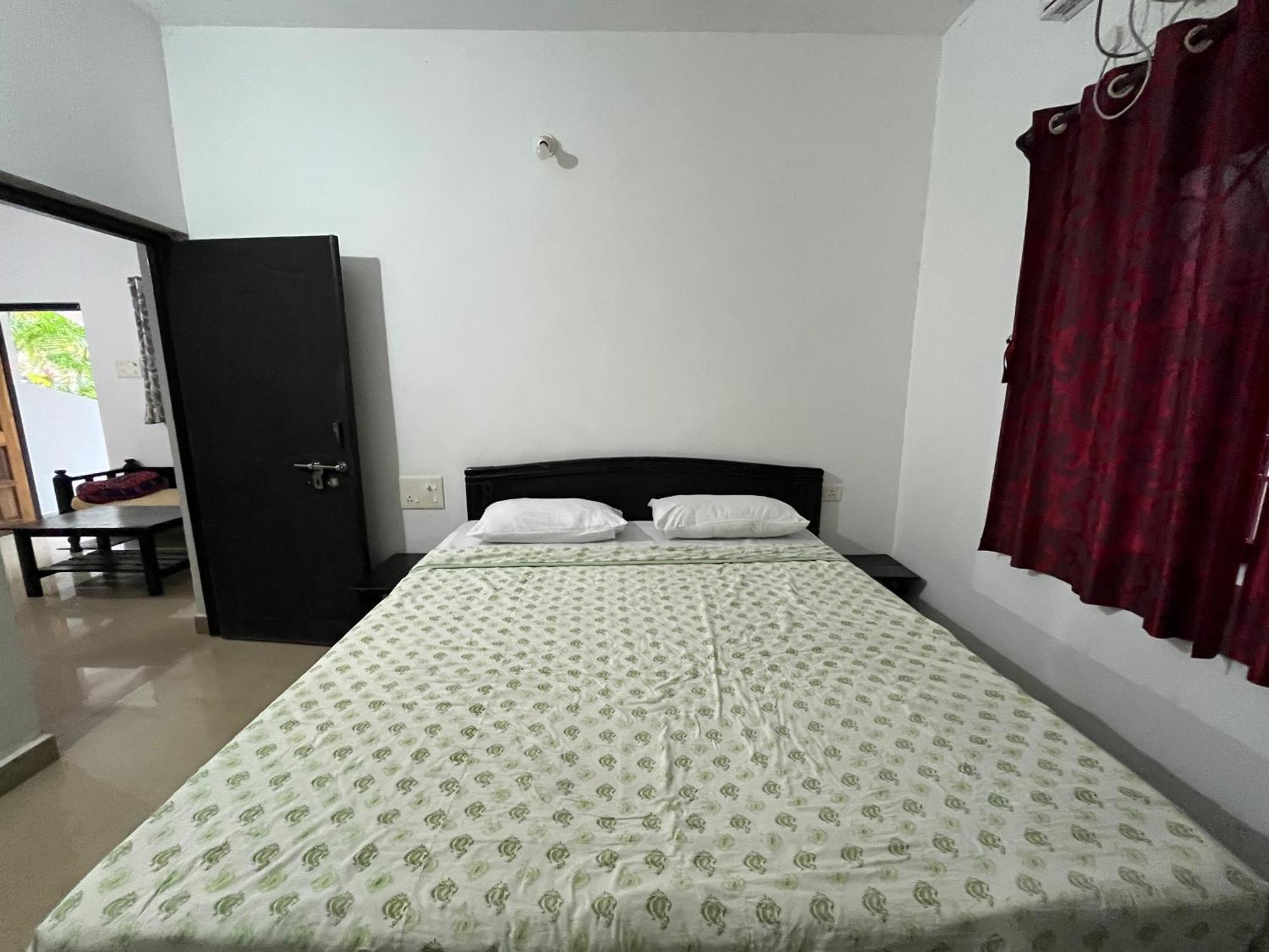 God'S Gift Morjim Hotel ภายนอก รูปภาพ