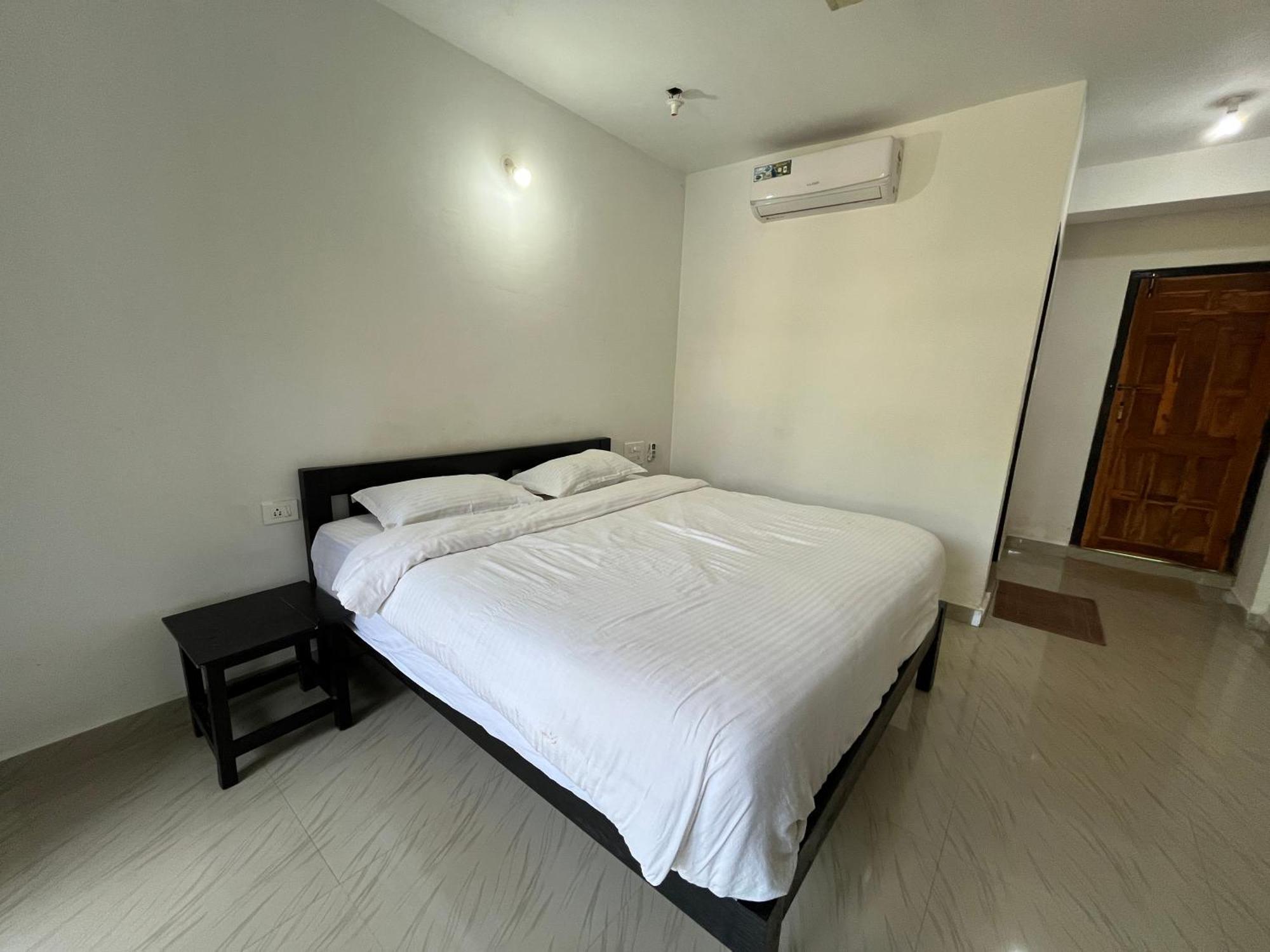 God'S Gift Morjim Hotel ภายนอก รูปภาพ