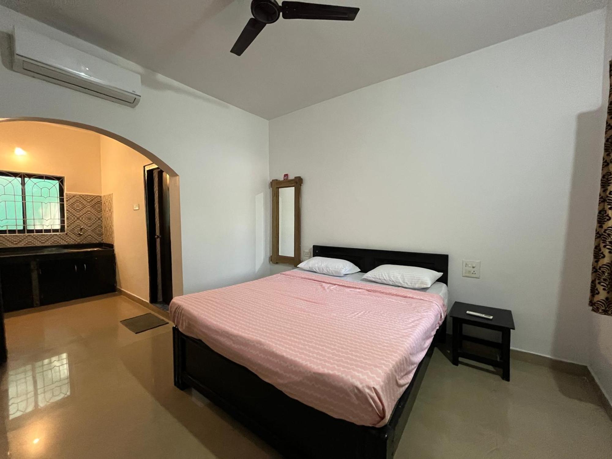 God'S Gift Morjim Hotel ภายนอก รูปภาพ