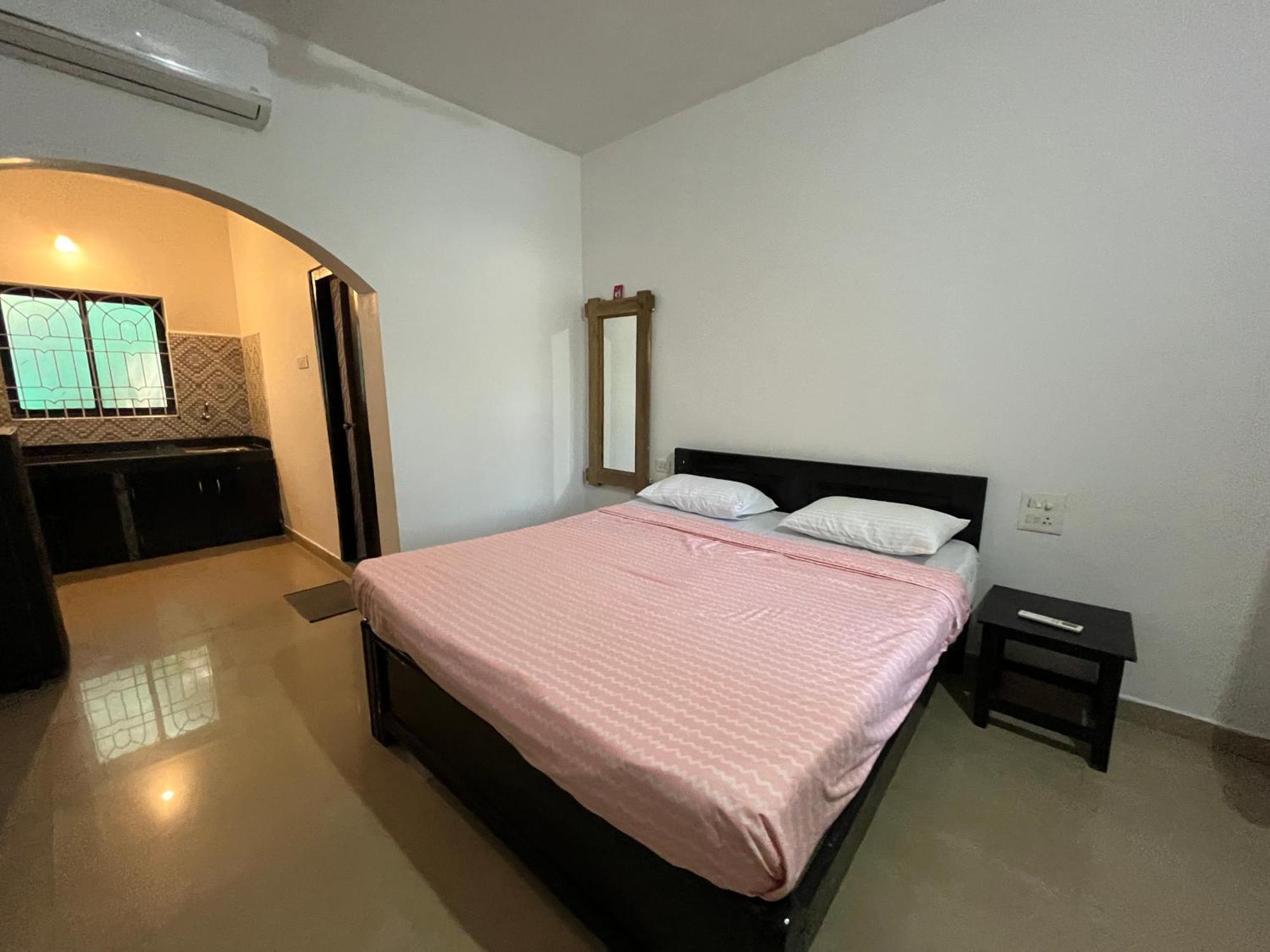 God'S Gift Morjim Hotel ภายนอก รูปภาพ