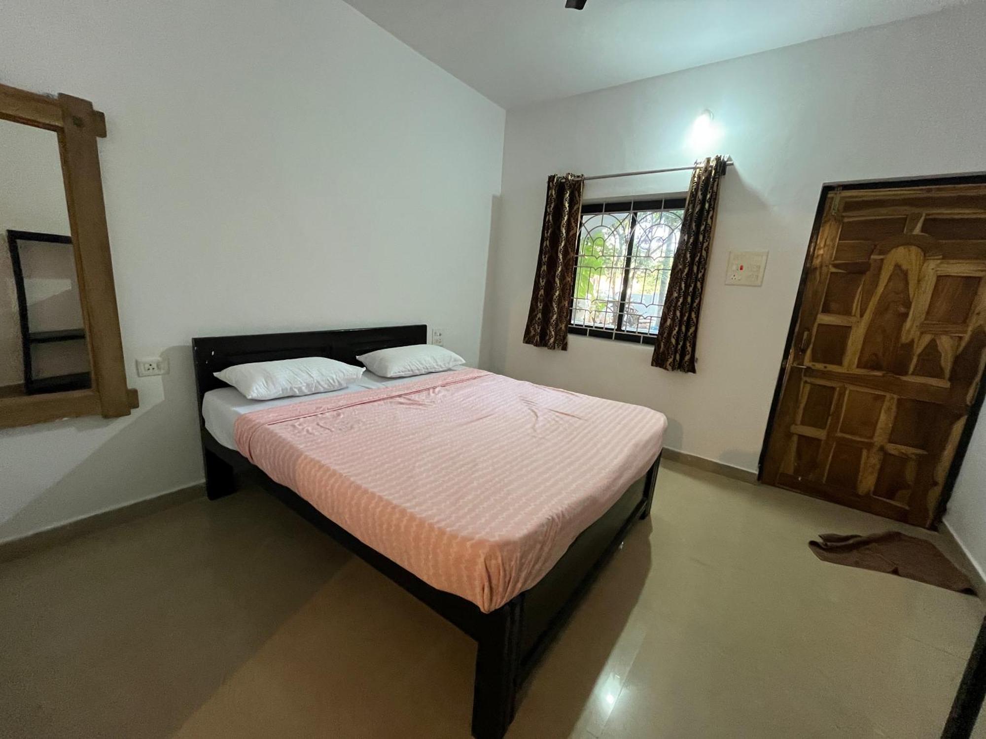 God'S Gift Morjim Hotel ภายนอก รูปภาพ