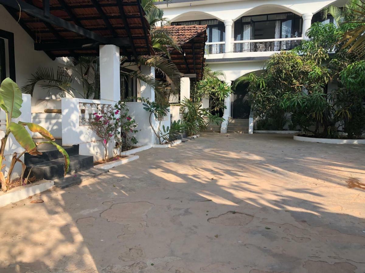 God'S Gift Morjim Hotel ภายนอก รูปภาพ